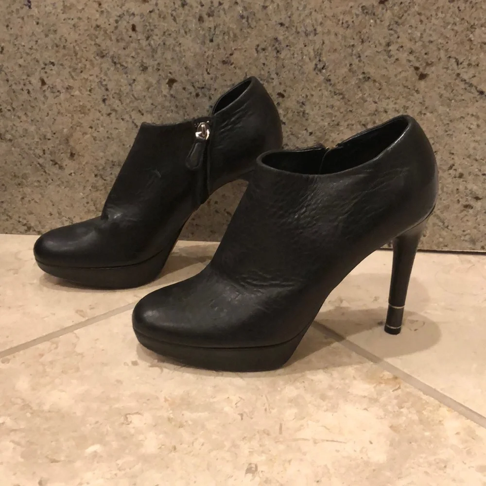 Vintage Christian Dior 100% leather stiletto platform zip up ankle bootie heel